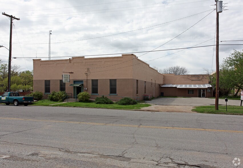 More Photos Of 301 N College St, Waxahachie Storefront Retail Office For Lease