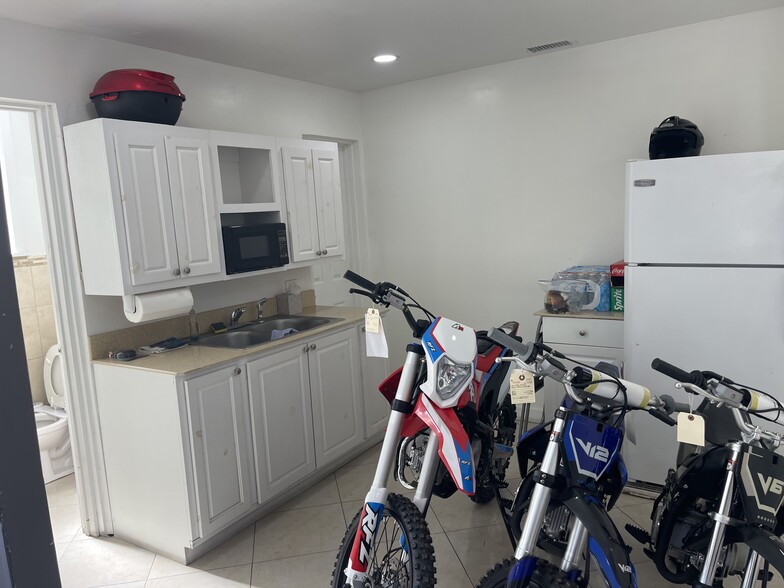 More Photos Of 1110 2nd Ave S, Lake Worth Warehouse For Lease