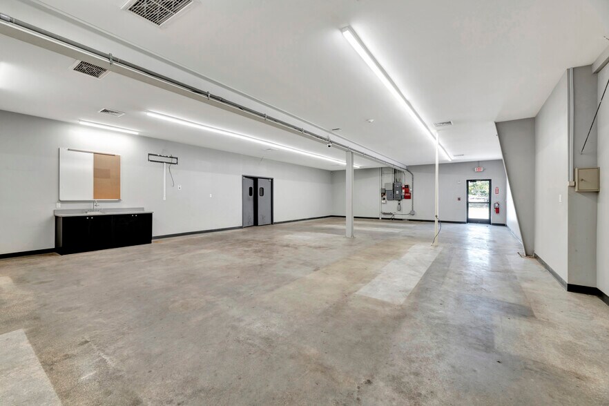 More Photos Of 1000 1st State Blvd, Wilmington Warehouse For Lease