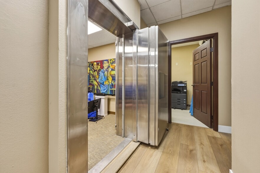 More Photos Of 1075 Rosecrans St, San Diego Bank For Sale