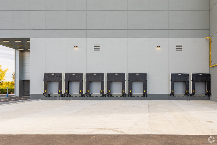 More Photos Of 28-10 Whitestone Expy, Flushing Warehouse For Lease