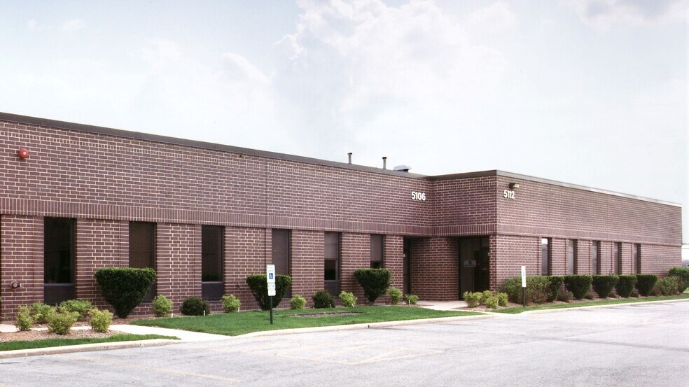 Primary Photo Of 9742 W Foster Ave, Rosemont Unknown For Lease