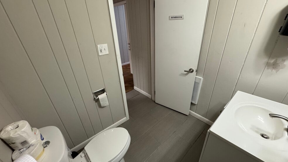 More Photos Of 240 S Main St, Nazareth Flex For Lease