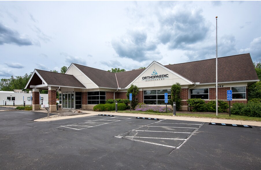 More Photos Of 1502 Traveler's Pt, Avon Medical For Lease