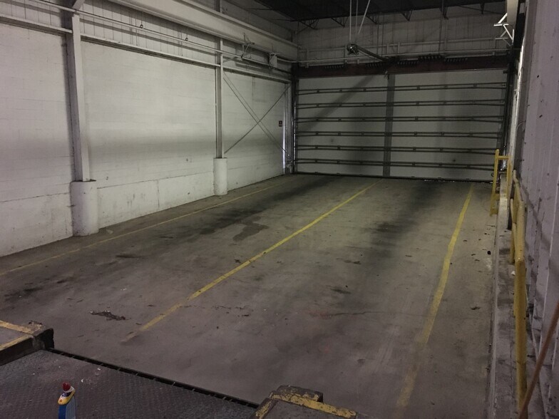 More Photos Of 333 W Washington Blvd, Mundelein Manufacturing For Sale