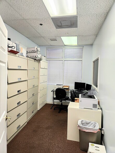 More Photos Of 681 Goodlette Rd N, Naples Medical For Lease