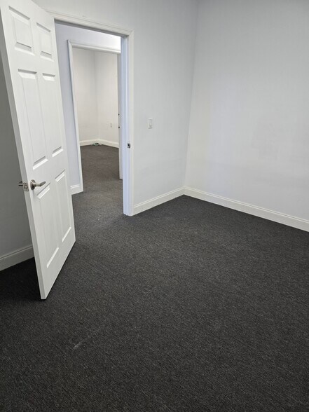 More Photos Of 829-829 S Kings Hwy, Fort Pierce Warehouse For Lease