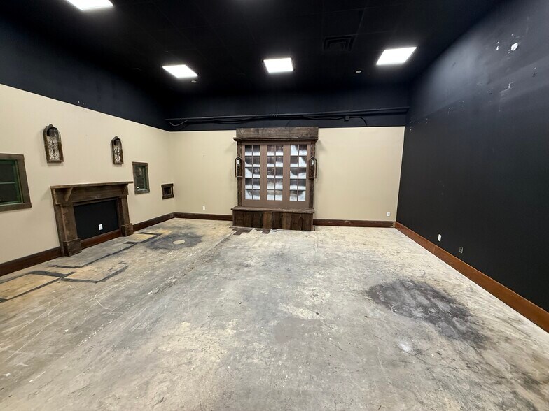 More Photos Of 149-175 E Cove Ave, Wheeling Storefront For Lease