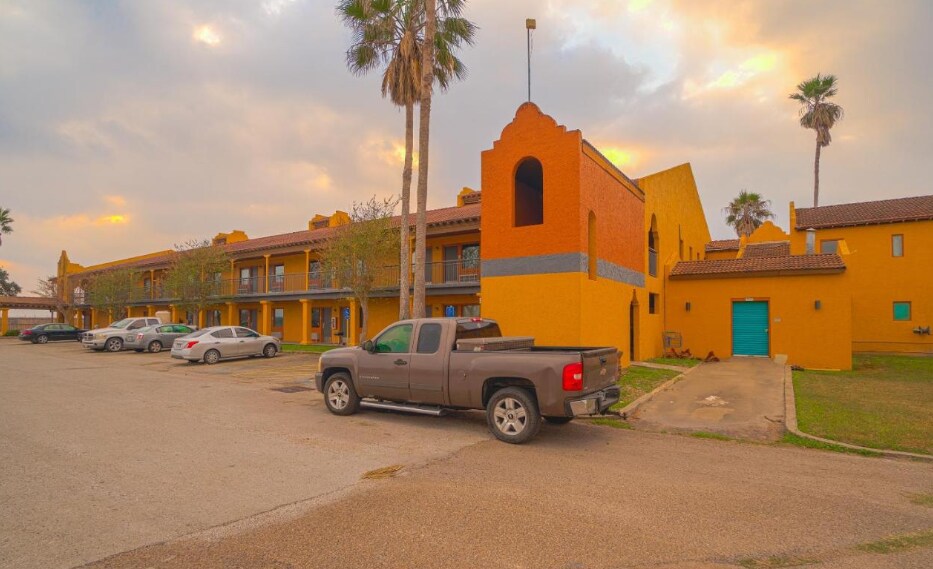 More Photos Of 3334 S US Highway 77 Byp, Kingsville Hotel For Sale