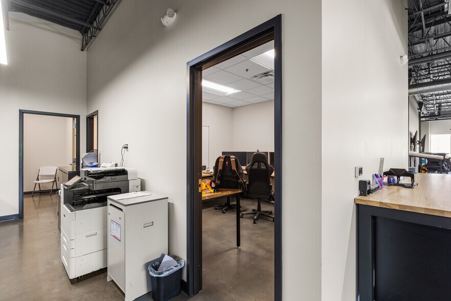 More Photos Of 1215 W 12th St, Kansas City Flex For Lease