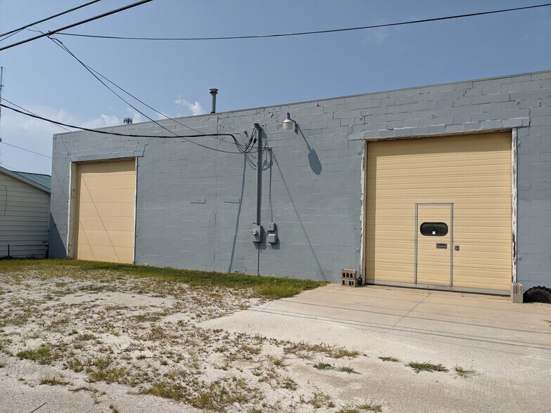 More Photos Of 250 S Kinzie Ave, Bradley Flex For Sale