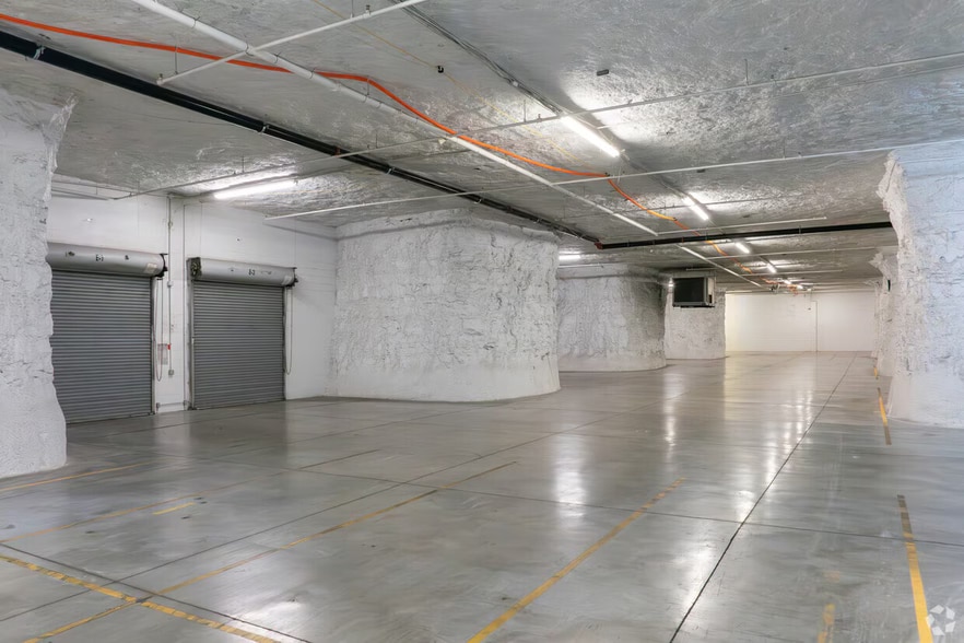 More Photos Of 1600 N State Route 291, Independence Warehouse For Lease