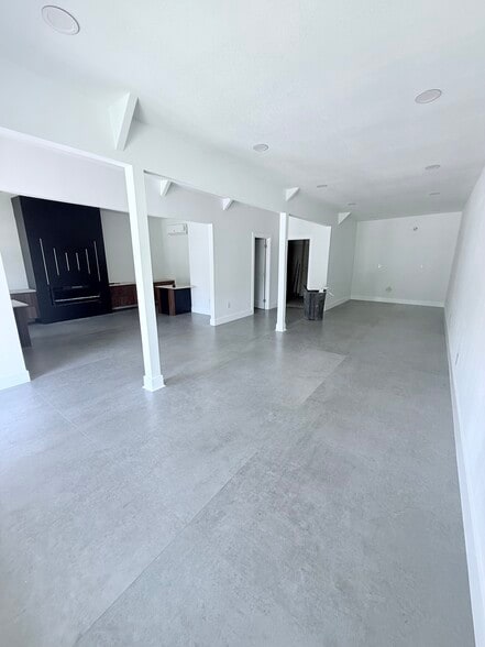 More Photos Of 6805 Benjamin Rd, Tampa Industrial For Lease
