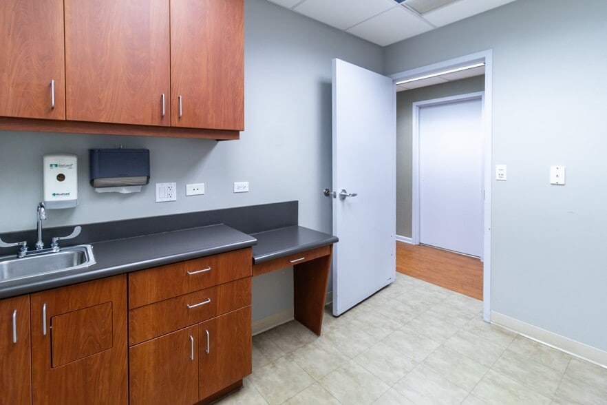 More Photos Of 2400 N Ashland Ave, Chicago Medical For Lease