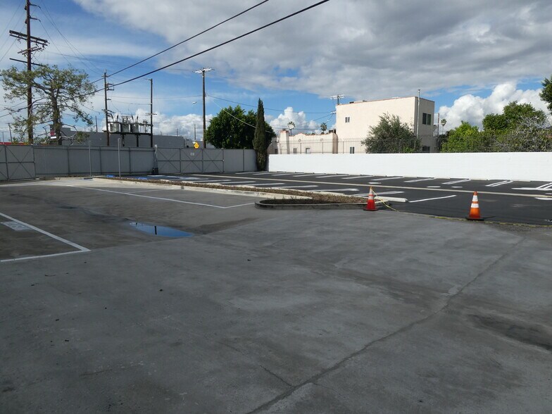 More Photos Of 3500 N San Fernando Blvd, Burbank Flex For Lease