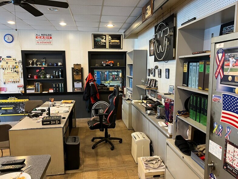 More Photos Of 2121 Ford Ave, Wyandotte Auto Repair For Sale