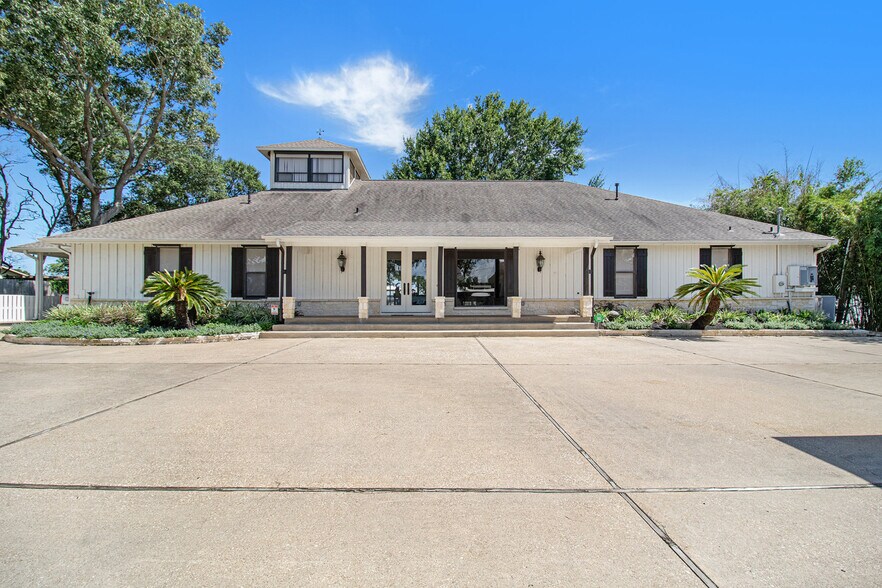 More Photos Of 3821 Nasa Pky, El Lago Lodge Meeting Hall For Sale