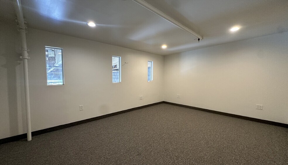 More Photos Of 300 N Pasadena St, Gilbert Warehouse For Lease