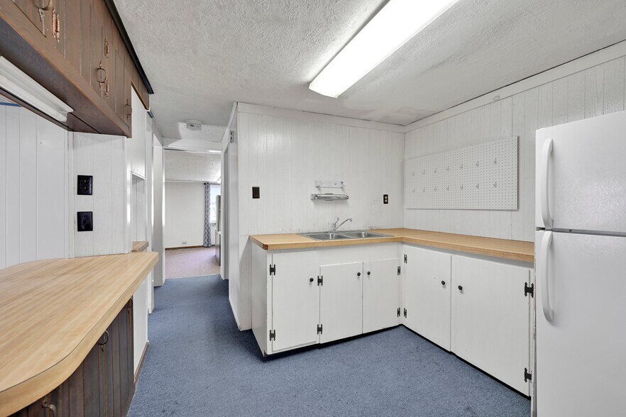 More Photos Of 26 N Railroad St, Palmyra Office For Sale