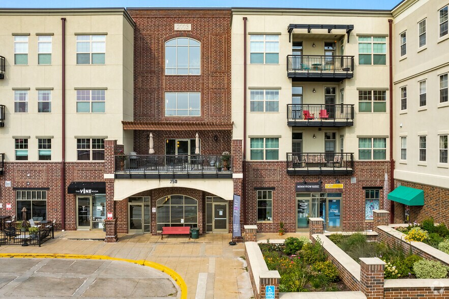 More Photos Of 712-786 Mainstreet, Hopkins General Retail For Lease