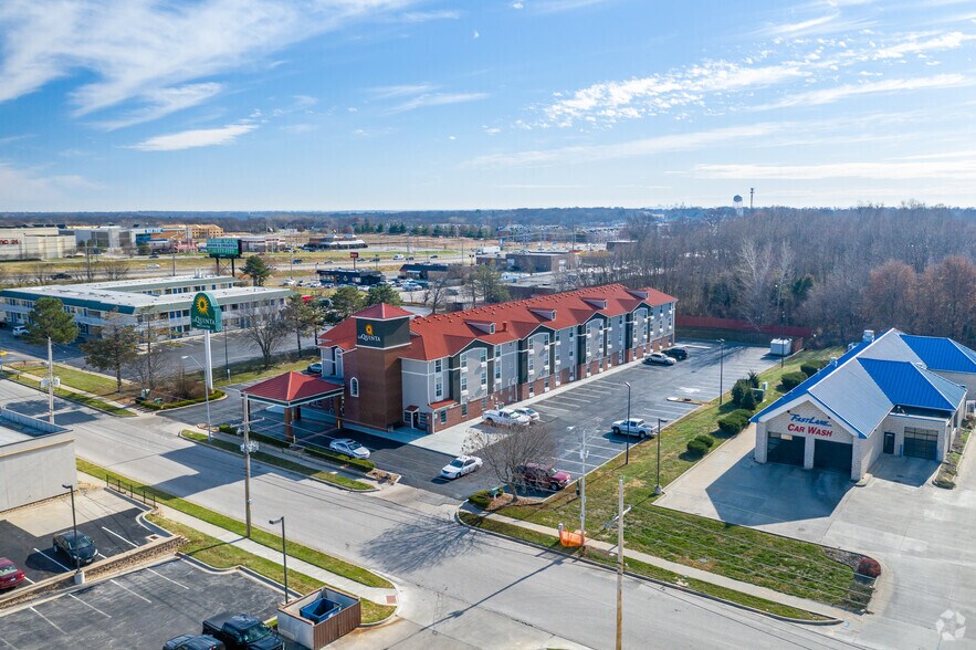 More Photos Of 6901 NW 83rd St, Kansas City Hotel For Sale