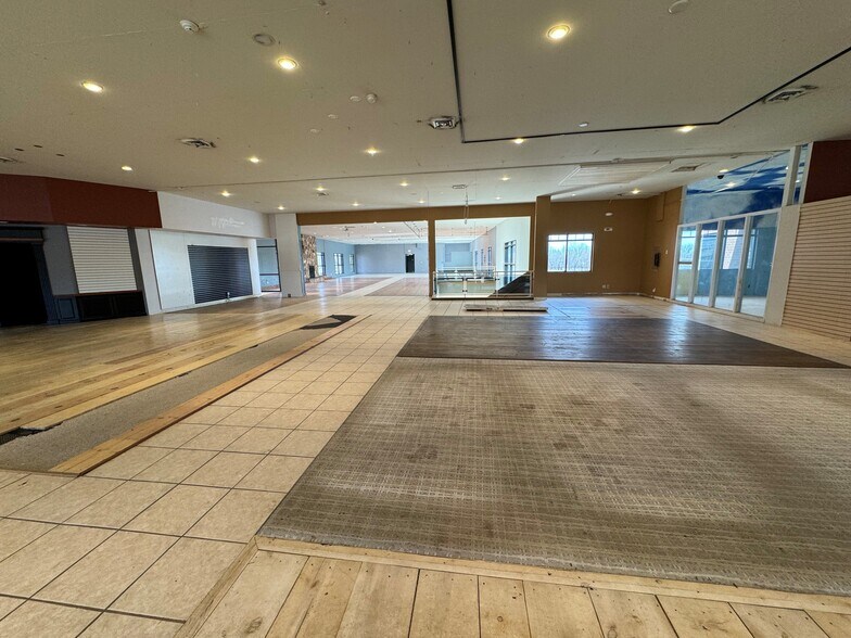 More Photos Of 735 N Perryville Rd, Rockford Office For Sale