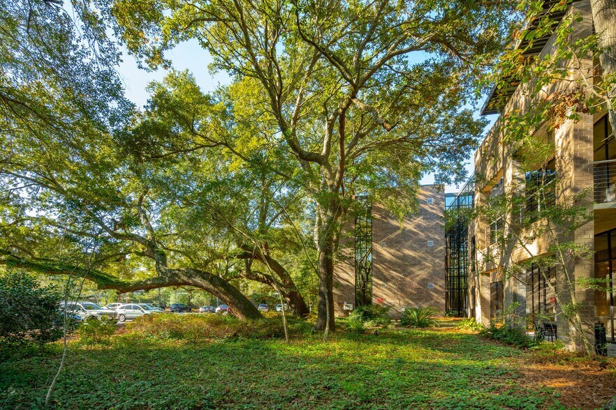 More Photos Of 710 Johnnie Dodds Blvd, Mount Pleasant Medical For Lease