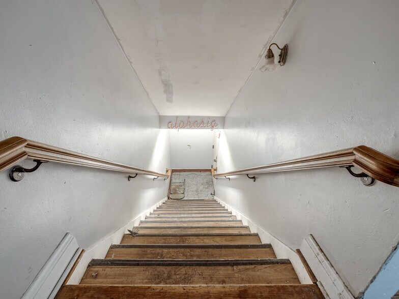 More Photos Of 702 S Lahoma Ave, Norman Dormitory For Sale