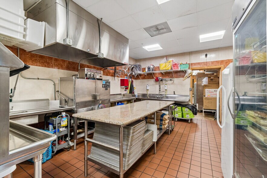 More Photos Of 3007 Commercial Way, Spring Hill Restaurant For Sale