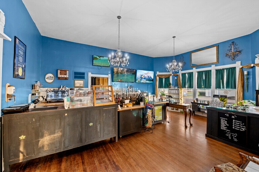 More Photos Of 202 N Newsom St, Mineola General Retail For Sale