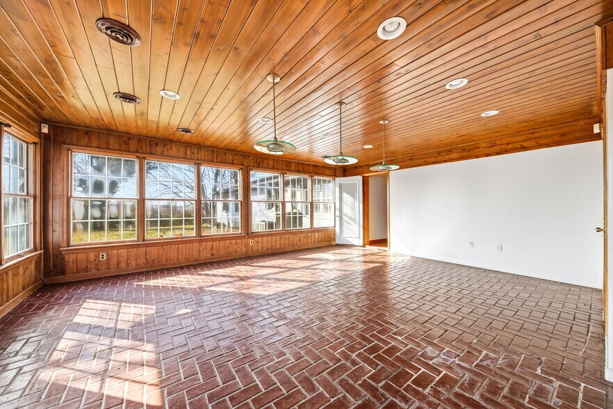 More Photos Of 803 E Broadway Blvd, Jefferson City Warehouse For Sale