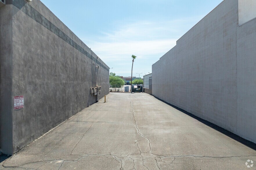 More Photos Of 1826 W Broadway Rd, Mesa Warehouse For Lease