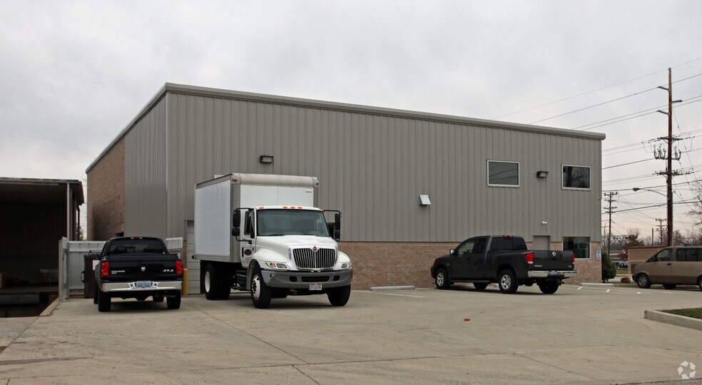 More Photos Of 10691 Kenwood Rd, Cincinnati Showroom For Lease