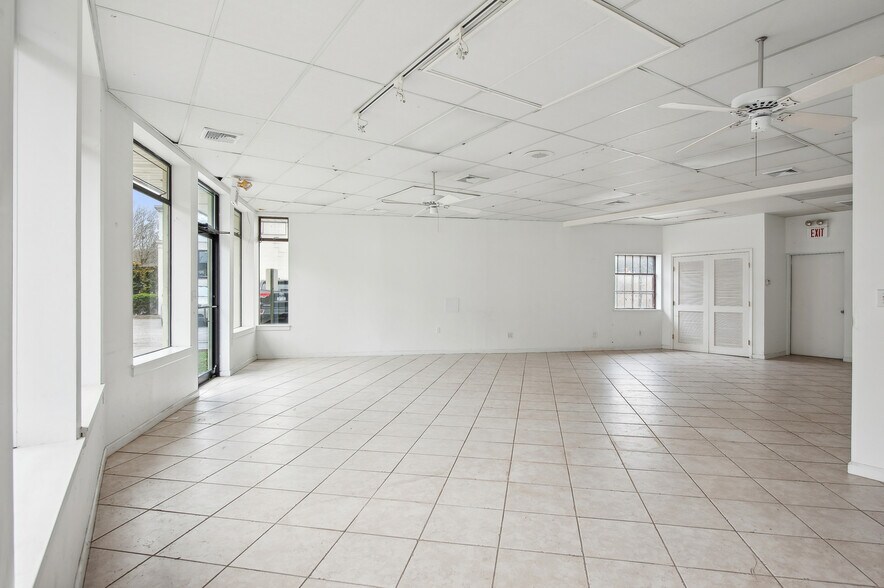 More Photos Of 348 Montauk Hwy, Wainscott Industrial For Sale