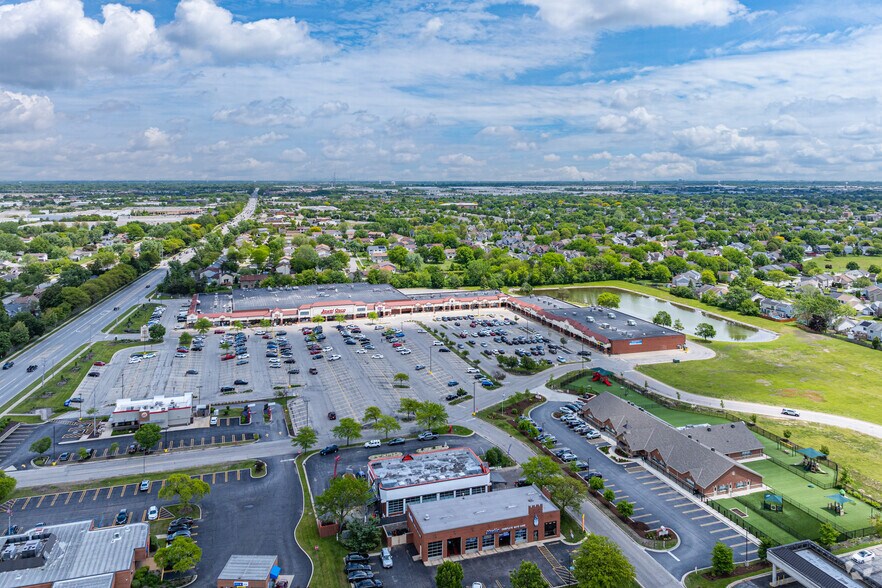 More Photos Of 720-812 W Army Trail Rd, Carol Stream General Retail For Lease