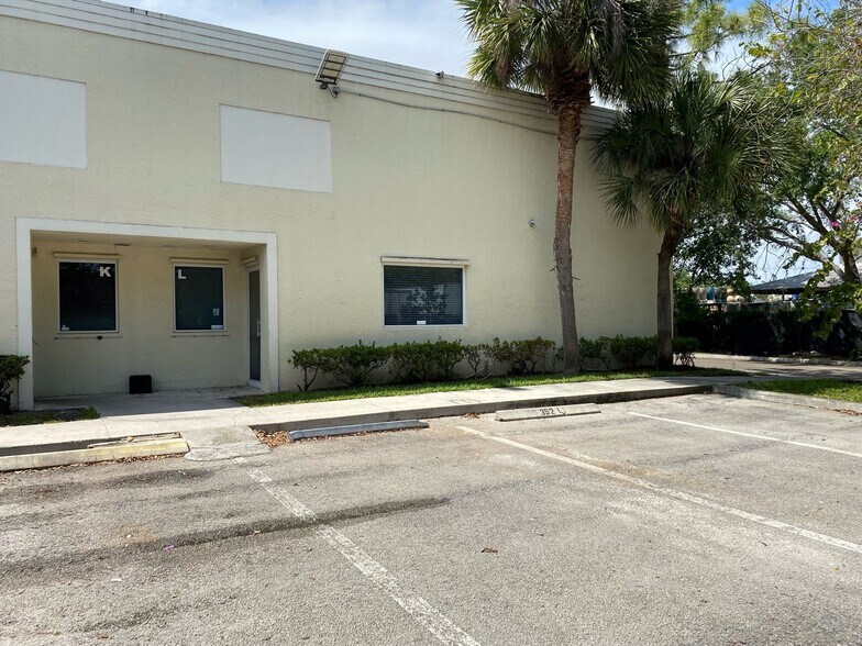 More Photos Of 352 Tall Pines Rd, West Palm Beach Warehouse For Lease