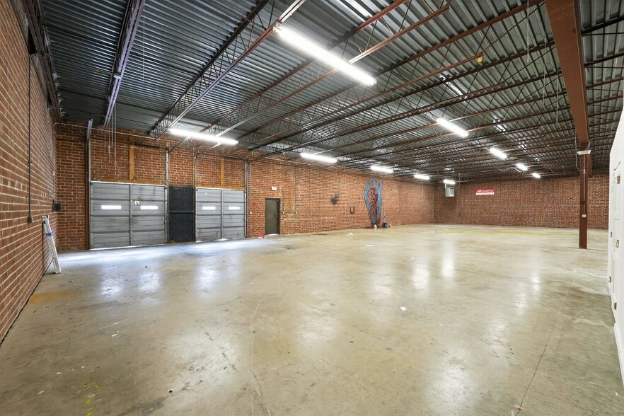 More Photos Of 1225 W Market Center Dr, High Point Warehouse For Lease