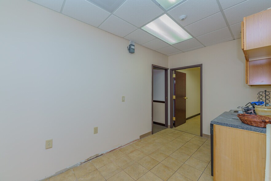 More Photos Of 10 Maxwell Dr, Clifton Park Medical For Lease