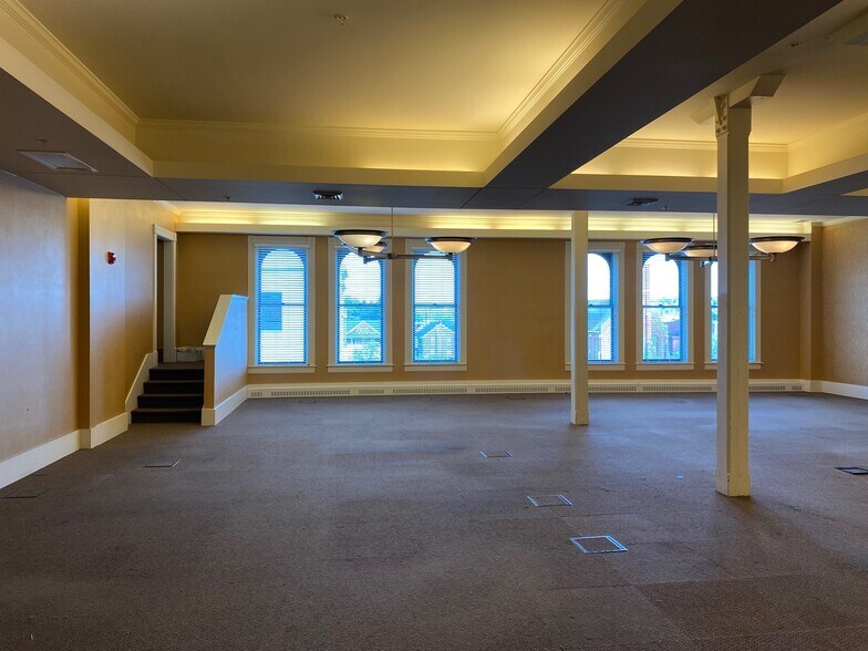 More Photos Of 1301 Central Ave, Dubuque Office For Lease