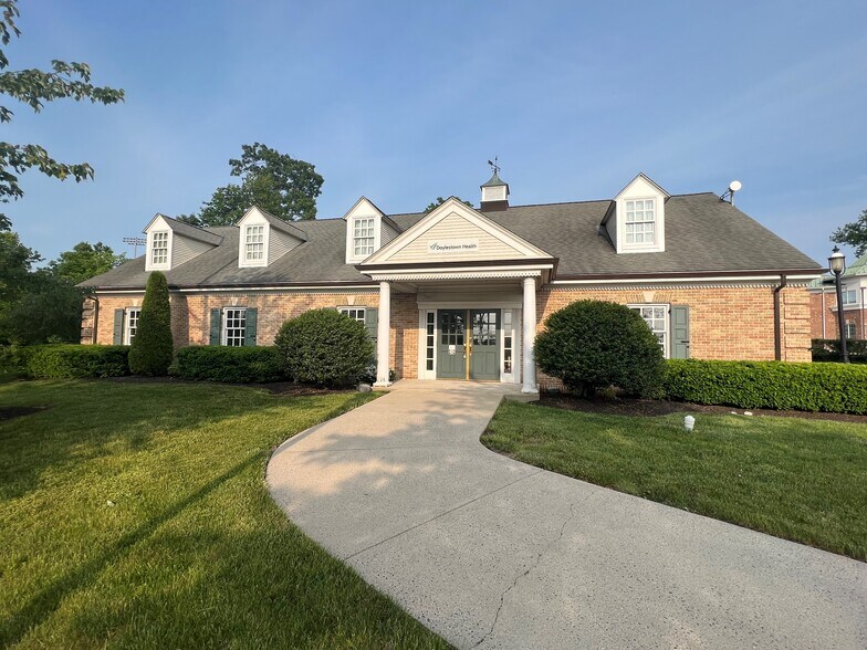 More Photos Of 100 Progress Dr, Doylestown Bank For Lease