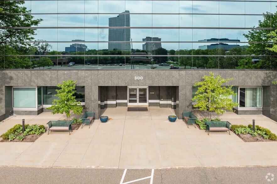 More Photos Of 300 E Big Beaver Rd, Troy Office For Lease
