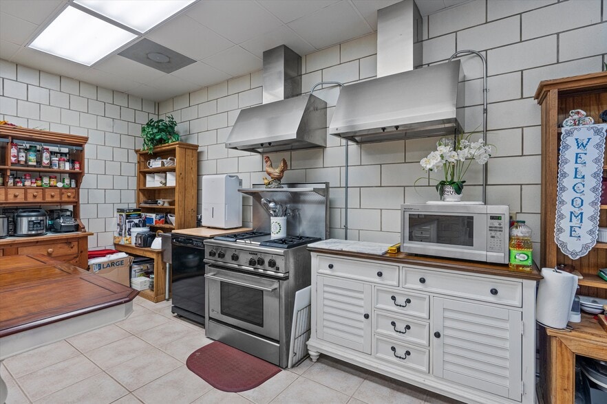 More Photos Of 1092 FM 3000, Elgin Specialty For Sale