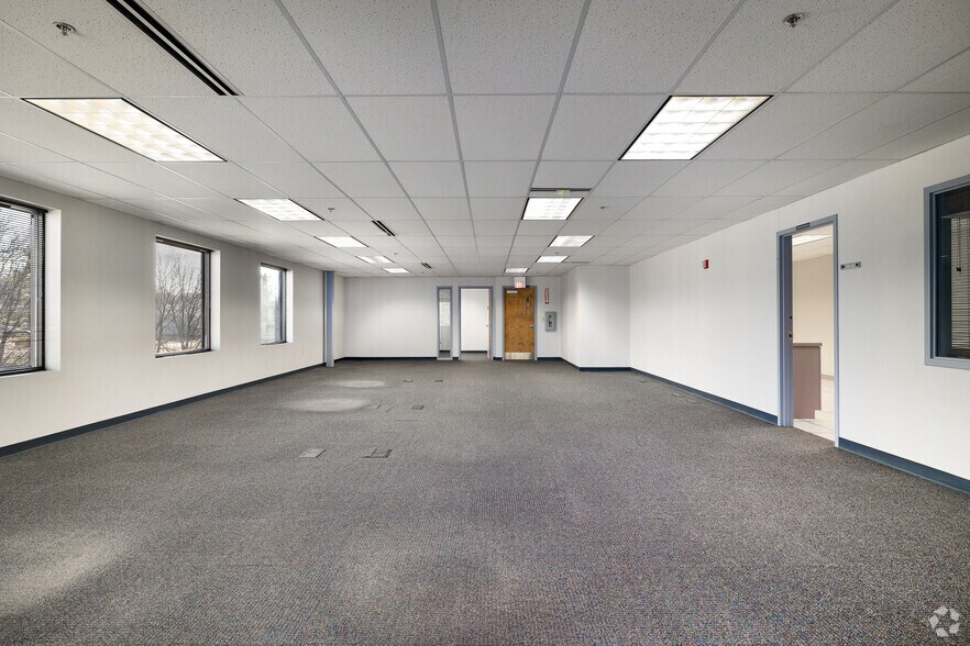 More Photos Of 1122 Town & Country Commons, Chesterfield Office For Sale