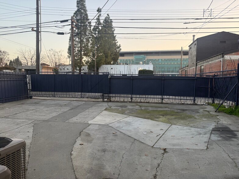More Photos Of 2416 X St, Sacramento Warehouse For Lease