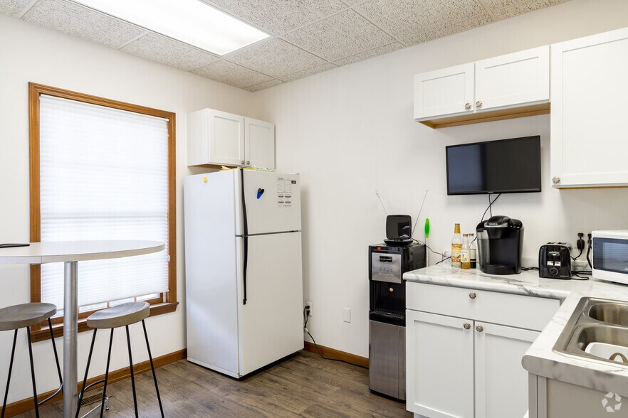 More Photos Of 53425-53445 Grand River Ave, New Hudson Office For Sale