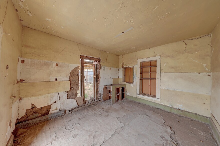 More Photos Of 200 W Murphy St, Alpine Flex For Sale