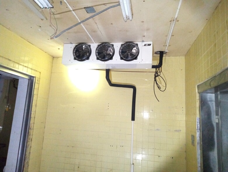 More Photos Of 10201 Abercorn St, Savannah Bar For Lease