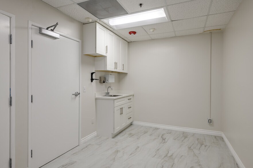More Photos Of 16250 Ventura Blvd, Encino Office For Lease