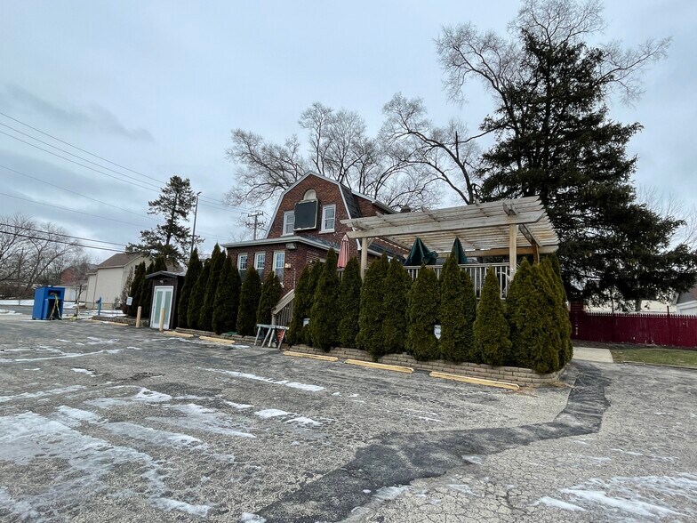 More Photos Of 1209 Lisle Plz, Lisle Bar For Lease