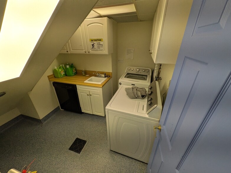 More Photos Of 2527 W Dublin Granville Rd, Columbus Veterinarian Kennel For Sale